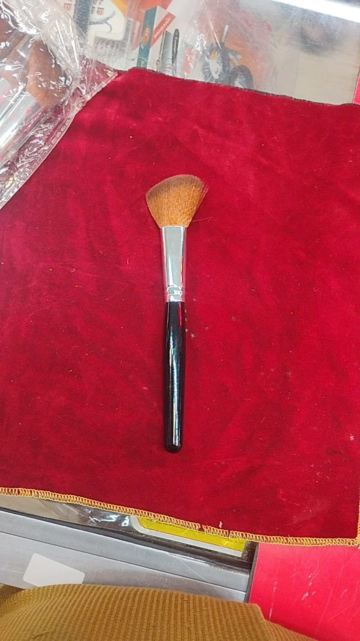 MAKEUP BRUSH